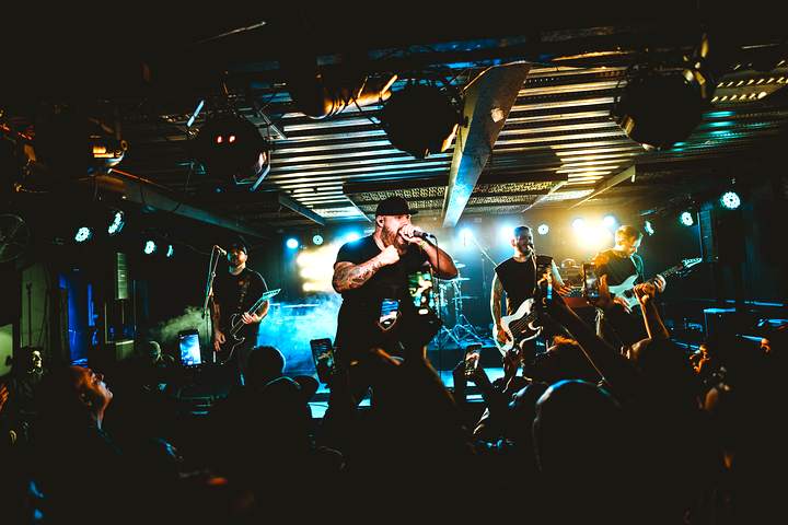 Dischord live with crowd